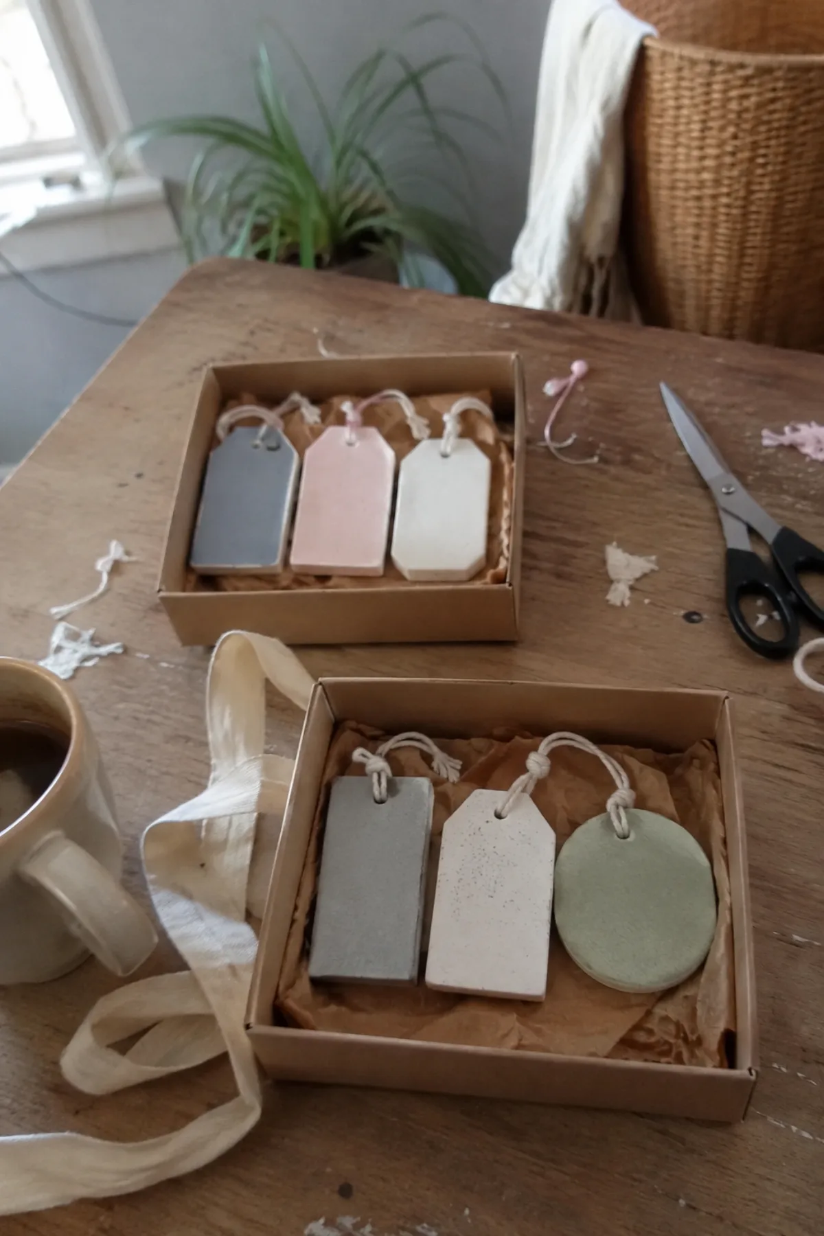 Boîtes de pierres parfumées étiquetées